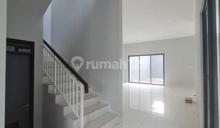 Rumah Baru 2 Lantai Modern Kembar Timur di Tengah Kota Bandung