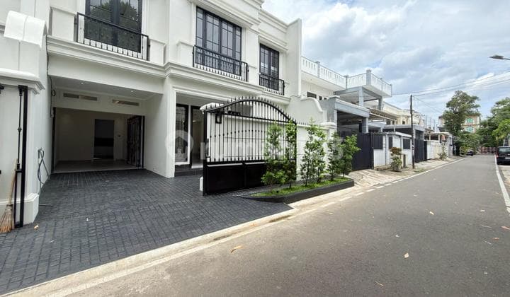 Rumah Mewah American Classic dengan Rooftop di Cempaka Putih Tengah - Komplek One Gate