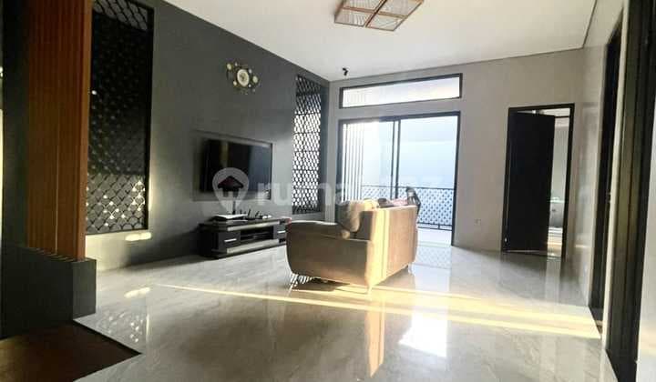 Modern Tropis House di Graha Raya Bintaro. Lokasi di depan Taman Utama cluster.