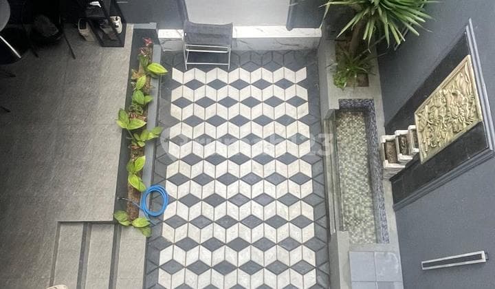 Modern Tropis House di Graha Raya Bintaro. Lokasi di depan Taman Utama cluster.