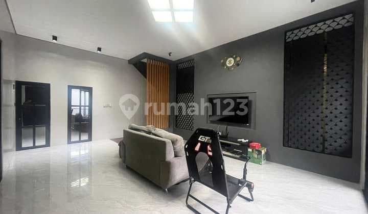 Modern Tropis House di Graha Raya Bintaro. Lokasi di depan Taman Utama cluster.