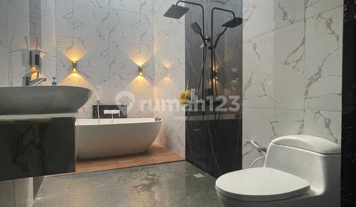 Modern Tropis House di Graha Raya Bintaro. Lokasi di depan Taman Utama cluster.