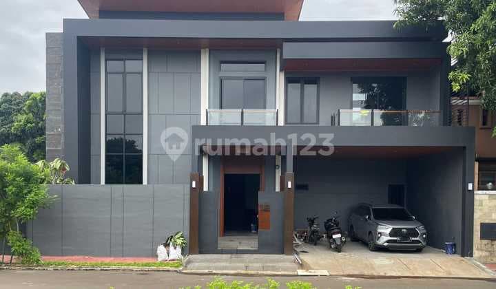 Modern Tropis House di Graha Raya Bintaro. Lokasi di depan Taman Utama cluster.