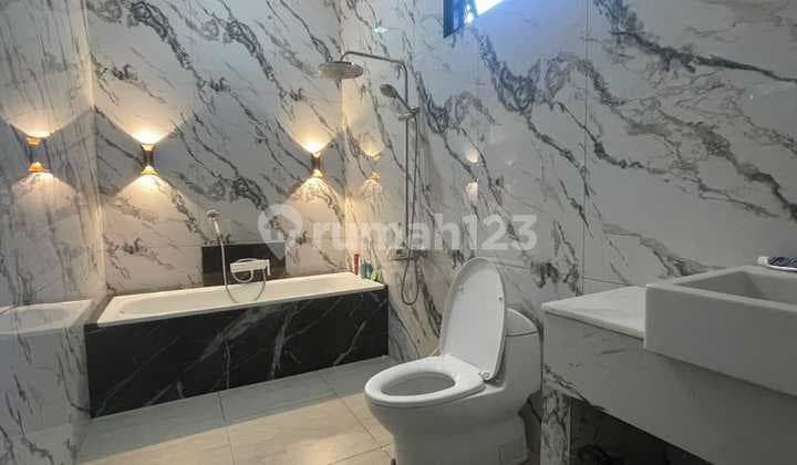 Modern Tropis House di Graha Raya Bintaro. Lokasi di depan Taman Utama cluster.