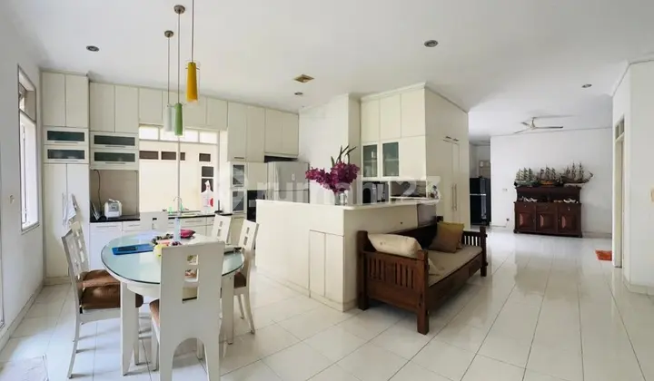 ruang keluarga rumah hoek murah siap huni