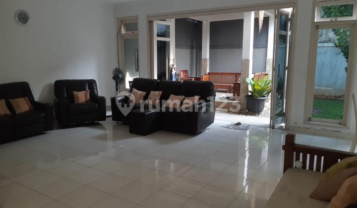 ruang keluarga rumah hoek murah siap huni