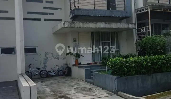 tampak depan dijual rumah lokasi strategis di