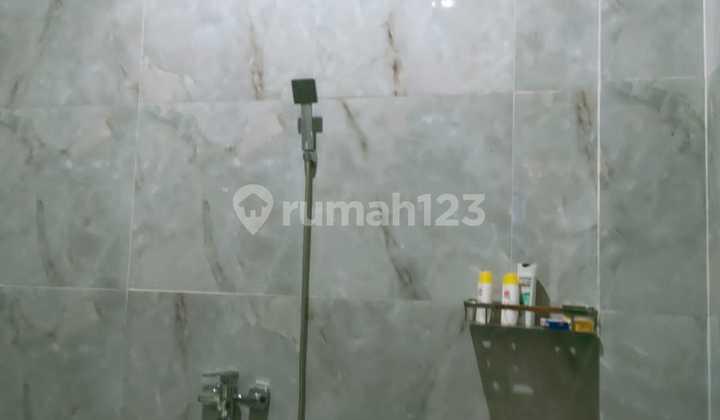 kamar mandi rumah 2 lantai di telaga