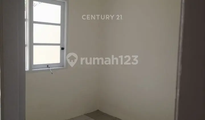 ruang tamu rumah dekat sekolah di komplek