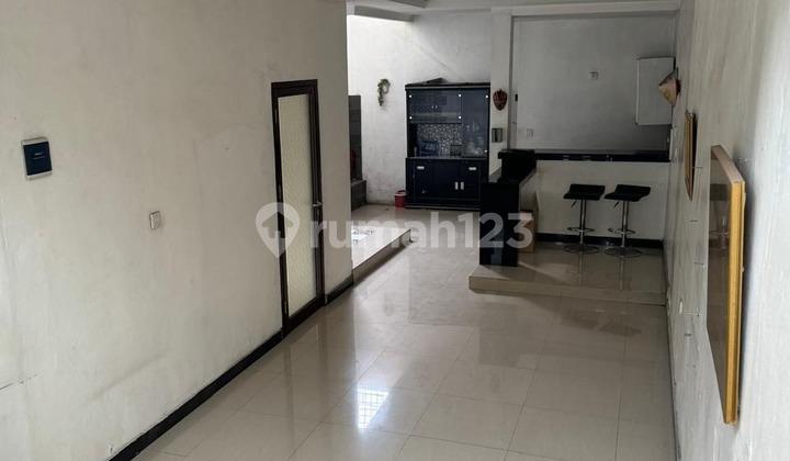 ruang keluarga rumah 2 lantai semi furnish