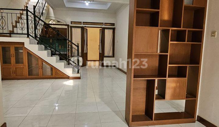 ruang tamu rumah siap huni di komplek