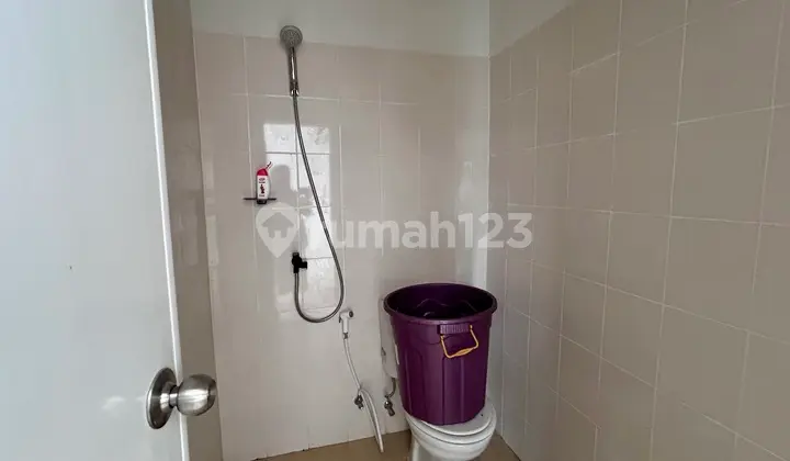 kamar mandi rumah hook depan ruang terbuka