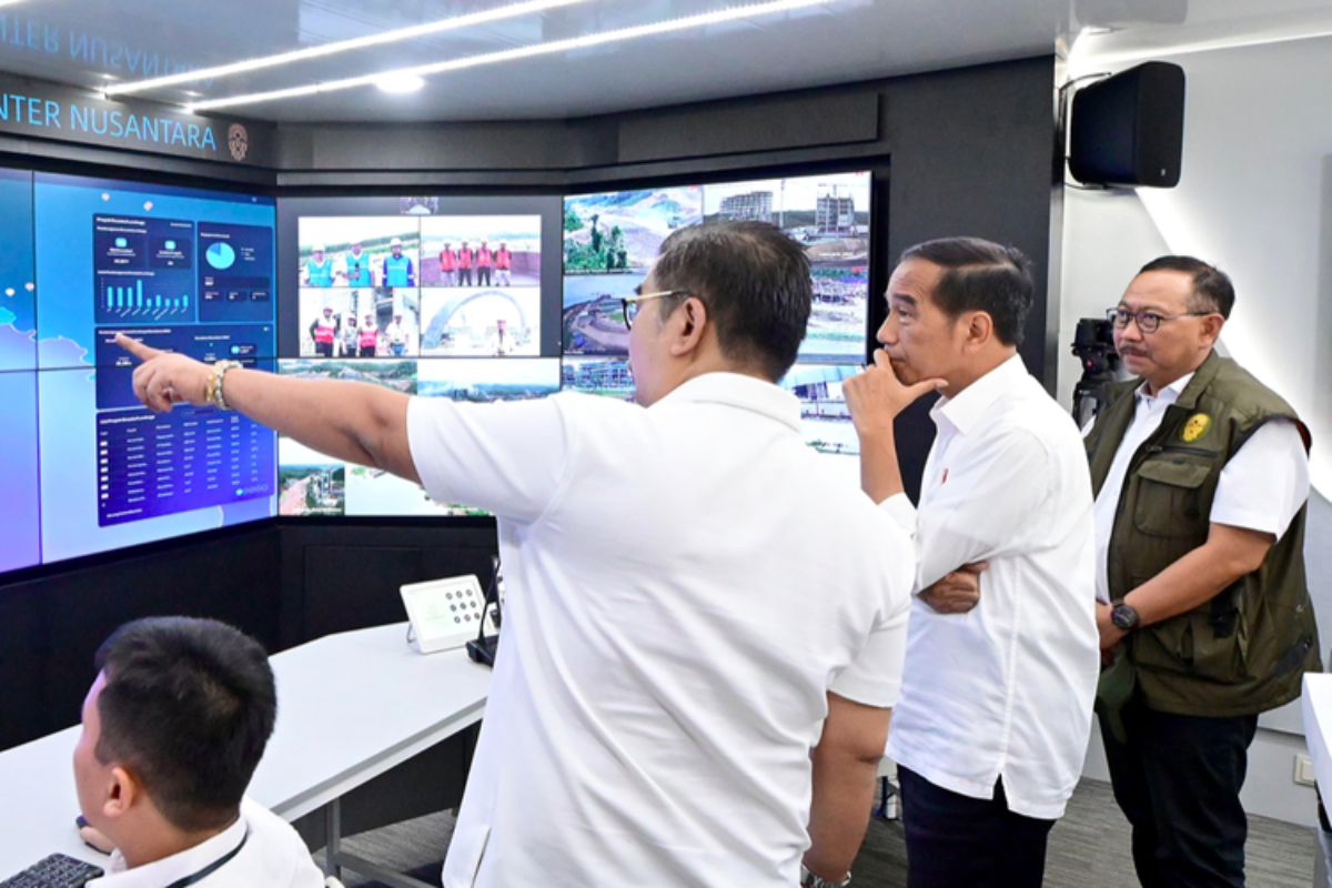 Presiden Jokowi di Command Center IKN