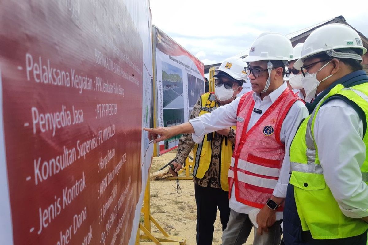 Menhub Budi Karya Sumadi tinjau proses pembangunan dermaga logistik IKN