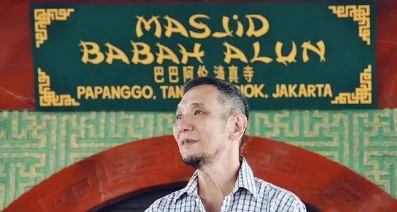 Jusuf Hamka di depan Masjid Babah Alun