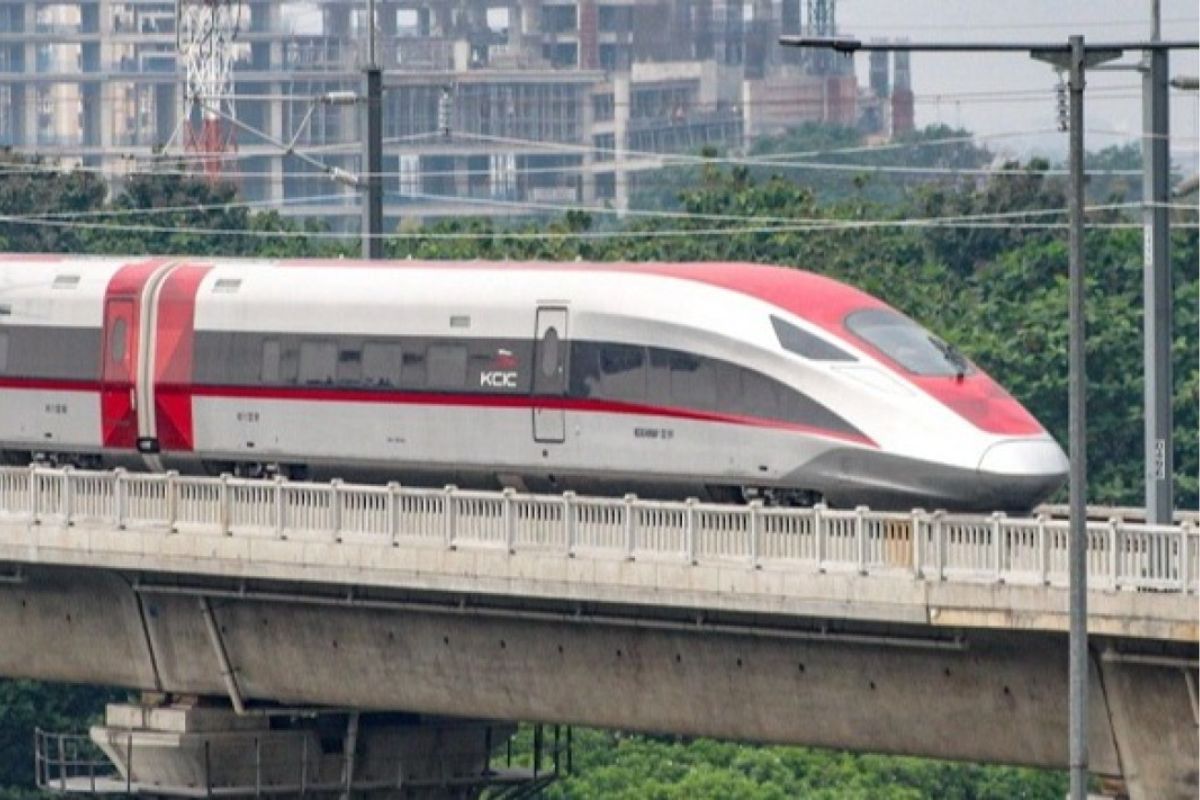 Kereta cepat sedang melaju di atas rel