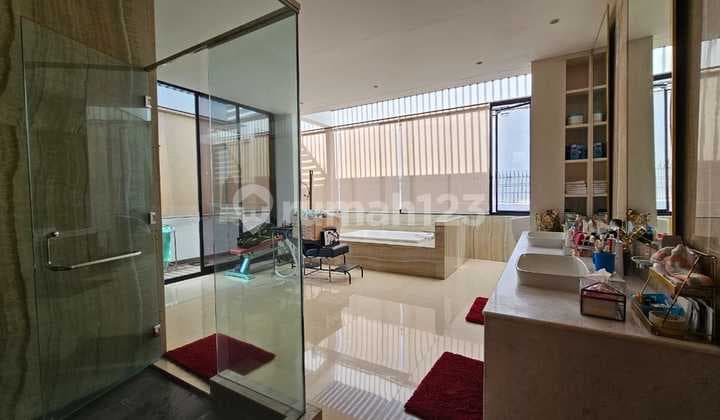 Rumah Mewah Hoek di Sayap Setiabudi Bandung dengan Kolam Renang