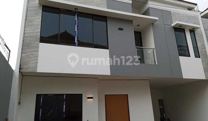 Strategic Luxury House in Cempaka Putih, Central Jakarta Strategic Luxury House in Cempaka Putih, Central Jakarta