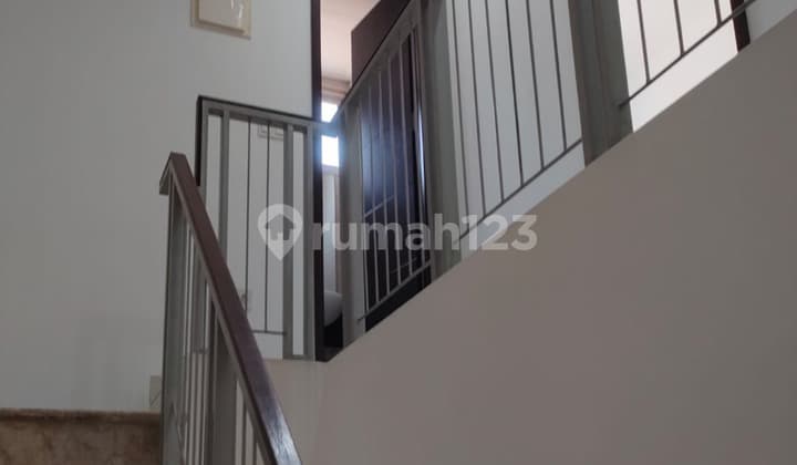 Di Jual Cepat Butuh Uang Rumah 3 Lt di Pik