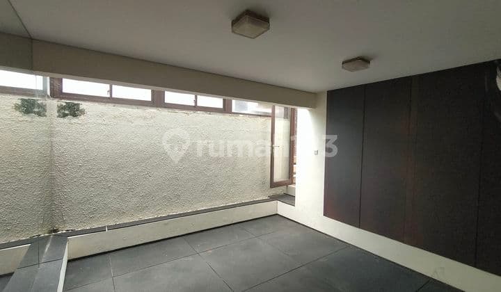 Rumah Meruya dengan Kolam Renang Siap Huni