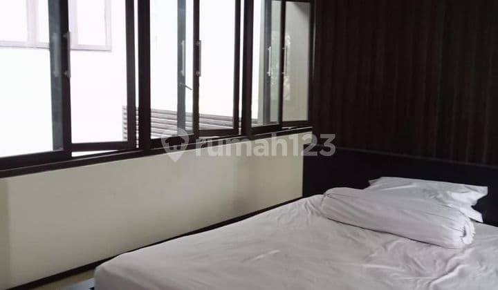 Rumah Meruya dengan Kolam Renang Siap Huni