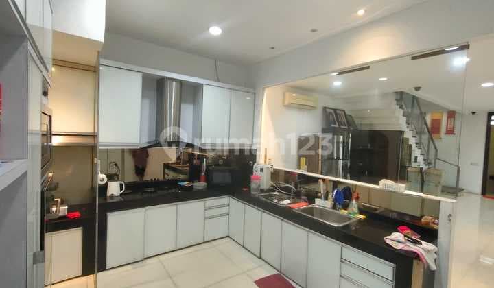 Rumah Meruya dengan Kolam Renang Harga Good Deal