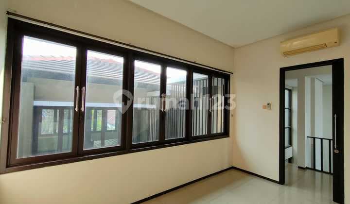 Rumah Meruya dengan Kolam Renang Siap Huni