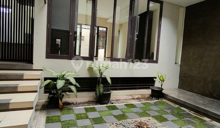 Rumah Meruya dengan Kolam Renang Siap Huni