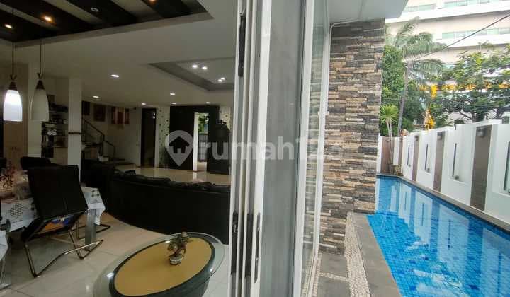 Rumah Meruya dengan Kolam Renang Harga Good Deal