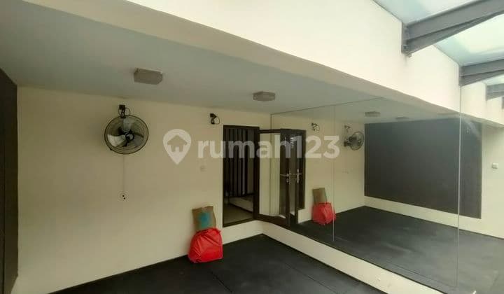 Rumah Meruya dengan Kolam Renang Siap Huni