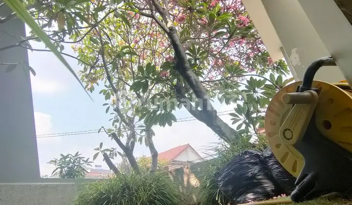 Rumah Meruya dengan Kolam Renang Siap Huni