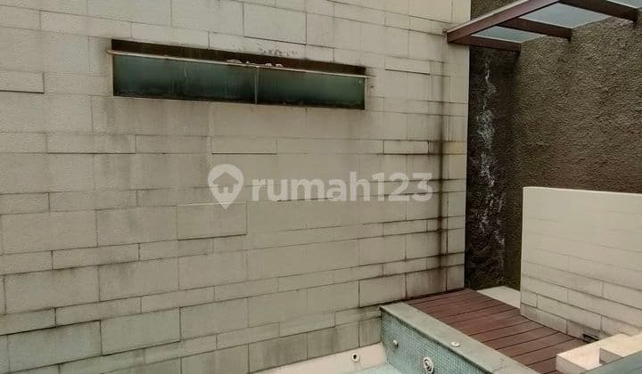Rumah Meruya dengan Kolam Renang Siap Huni