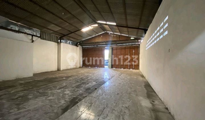 Warehouse in Raya Manukan Wetan. Strategic Location with Well Water. Concrete Floor. Cheap Negotiable. Warehouse in Raya Manukan Wetan. Strategic Location with Well Water. Concrete Floor. Cheap Negotiable.