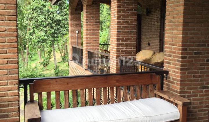 Villa Dengan Exposure Batu Bata Dan Kayu Dekat Pantai Di Anyer