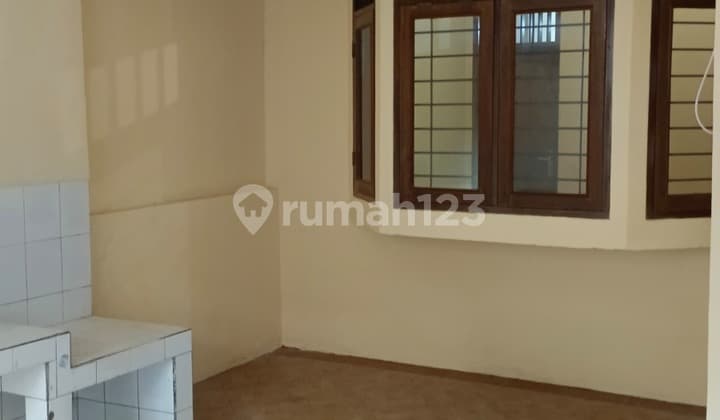 Rumah Nyaman di Tengah Kota Dekat dengan Pusat Perbelanjaan