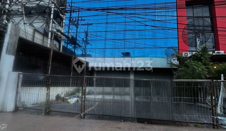 Good 3-Storey Commercial Building on Jl Kayoon Strategic Location Good 3-Storey Commercial Building on Jl Kayoon Strategic Location