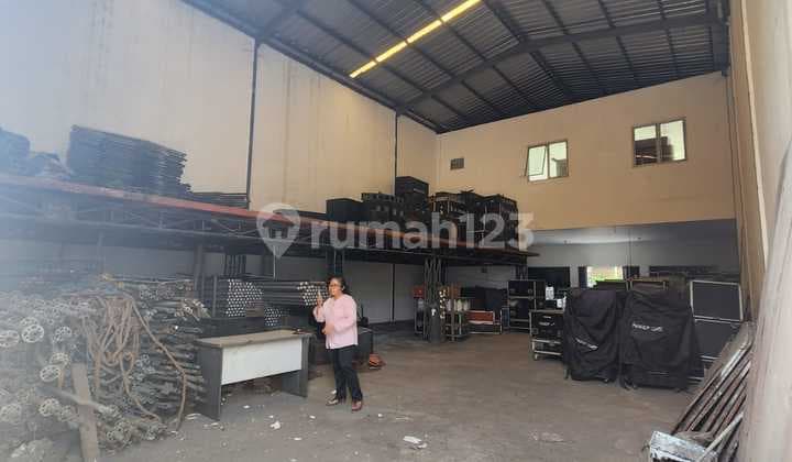 Wts & For Rent Gudang di Kawasan Pergudangan Pusat Niaga Terpadu, Tangerang Depan Tampak Ruko (Barat) Pintu Gudang di Belakang (Timur) LT 428 M² LB 330 M² 2 Lantai Listrik Token 4.400 W Air Pam HGB S/ 2037 Sell 7,5 M Nego Rent 350 Jt / Th Nego