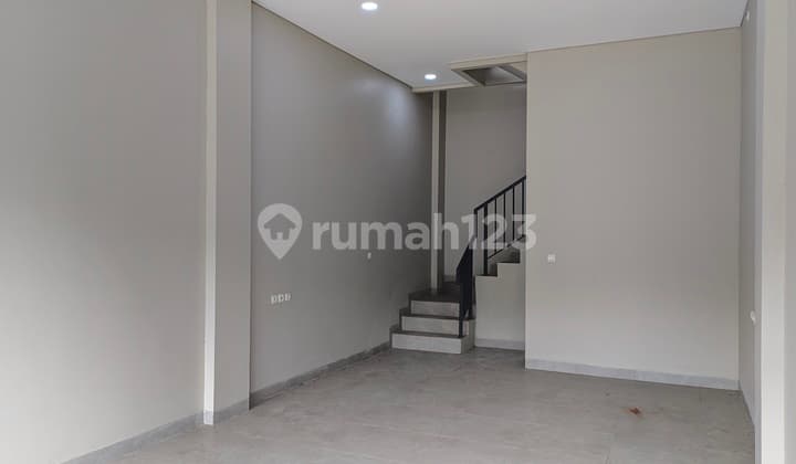 Ruko SIAP HUNI Hadap Jalan Raya, Parkiran Luas. Start 2,3 Man (Grand Centro Depok)