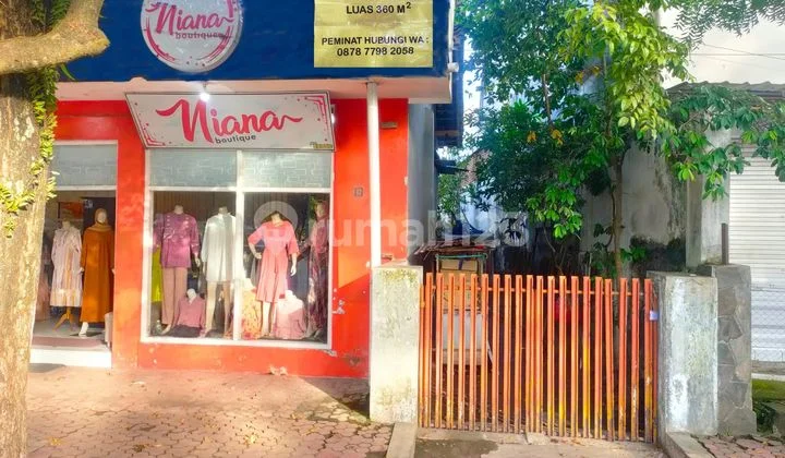 Old house, land only counted in Bondowoso, East Java. Old house, land only counted in Bondowoso, East Java.