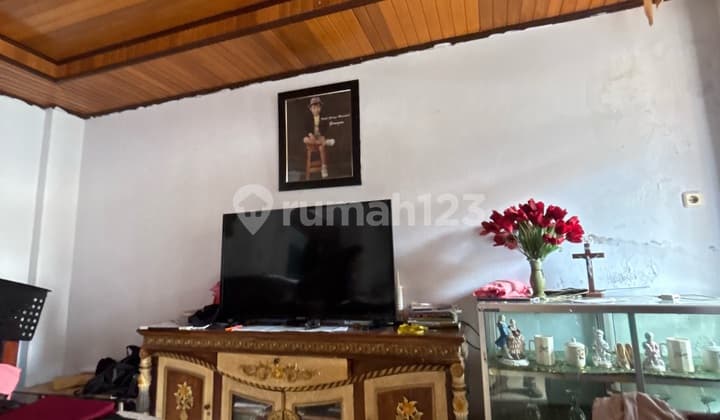 Rumah 2 Lantai Luas 350M² di Tomohon -5 Kamar, Cocok Hunian / Investasi. Area Tenang dan Nyaman