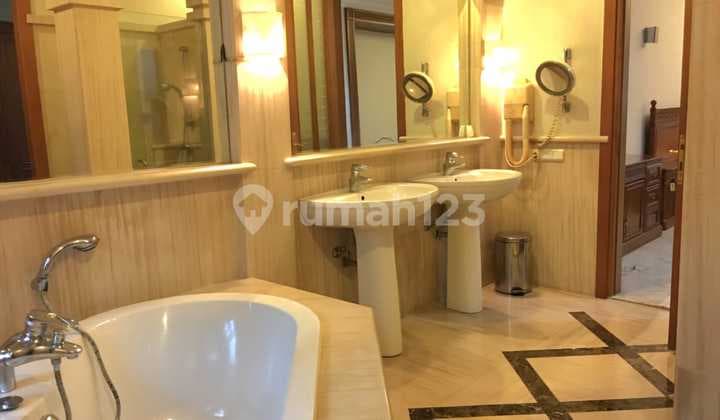 Rumah Mewah * Kolam Renang di Pondok Indah, Lokasi Strategis; Hanya 2 Menit Menuju Pintu Tol; Stasiun KRL, Mall, Rs, Pusat Bisnis, Dll. Pondok Indah, Jakarta Selatan.