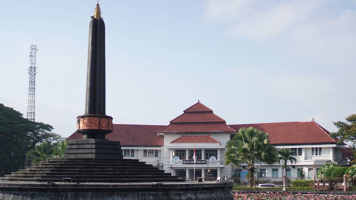 Alun-Alun Tugu Malang.jpg