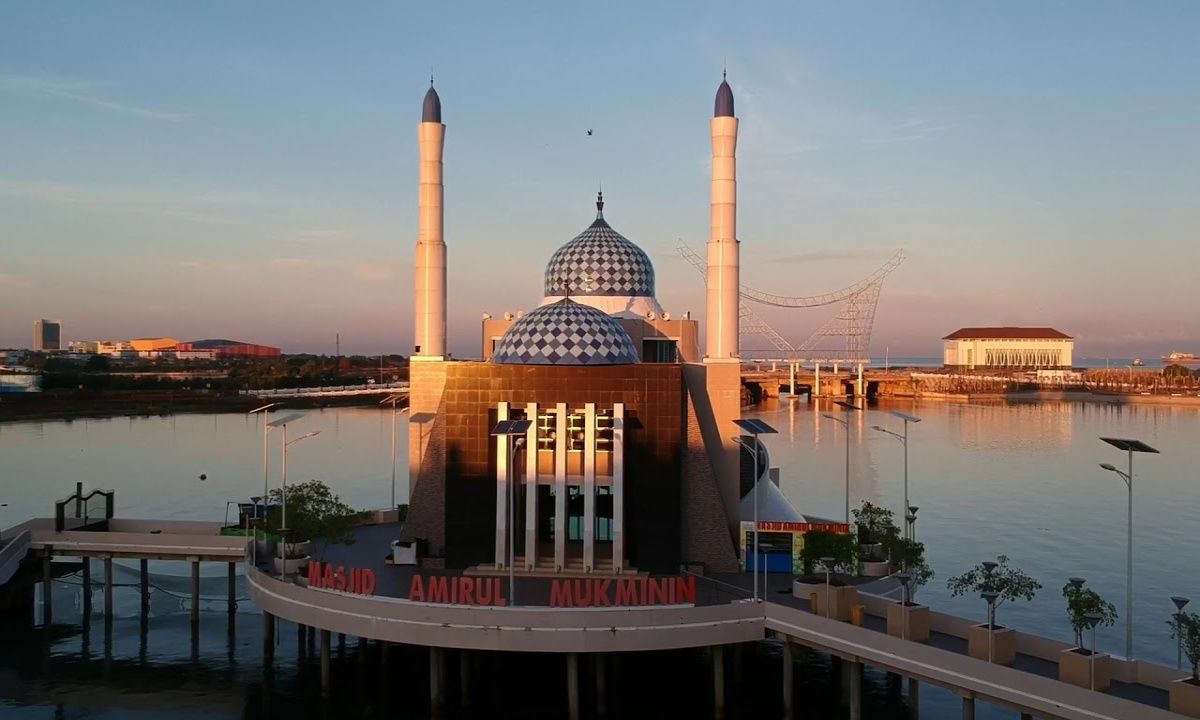 Arsitektur Masjid Terapung Makassar.jpg