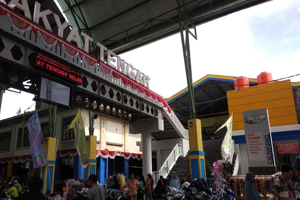 Bagian depan Pasar Tengah Pontianak.jpg