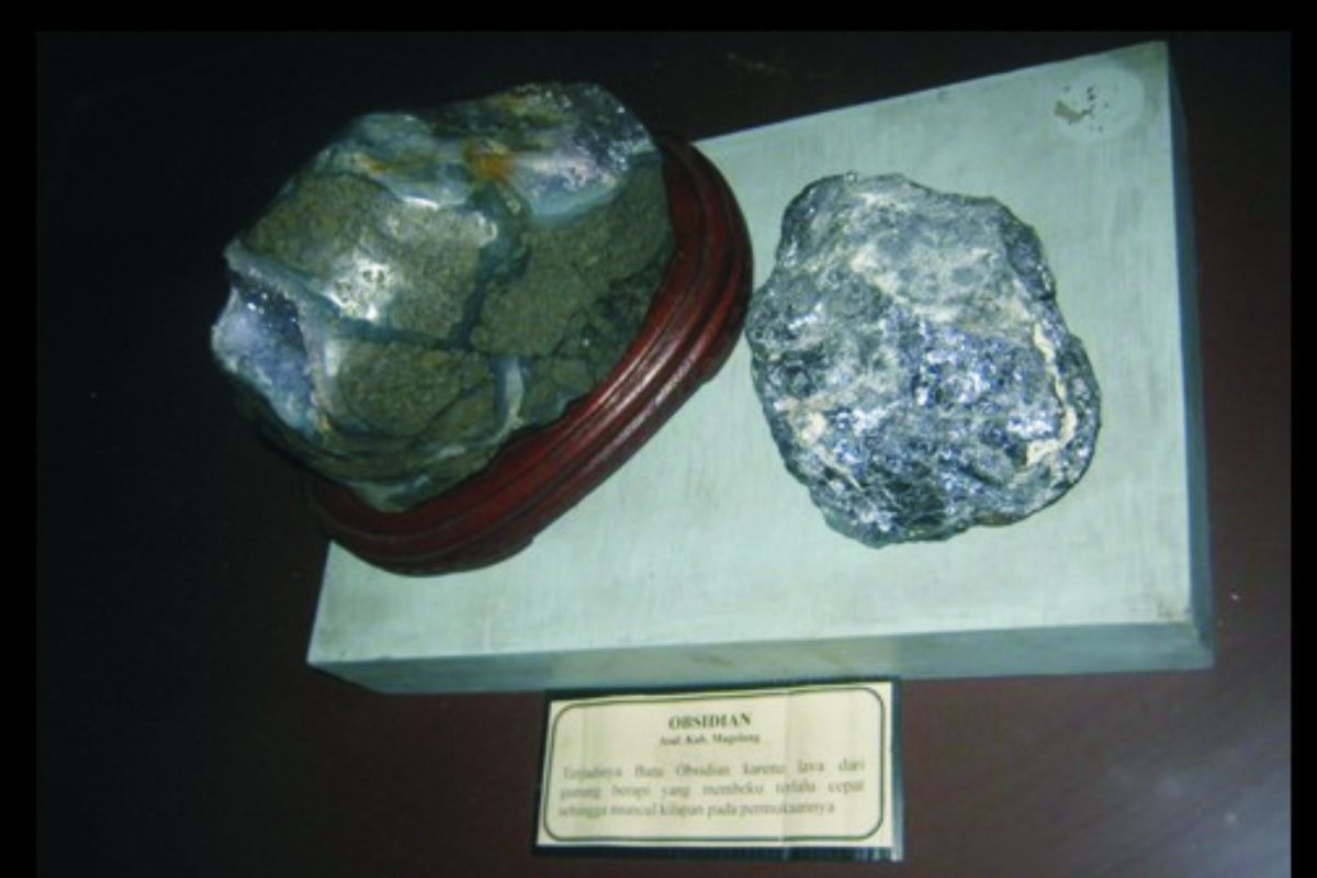 Batu obsidian di Museum Ronggowarsito.jpg