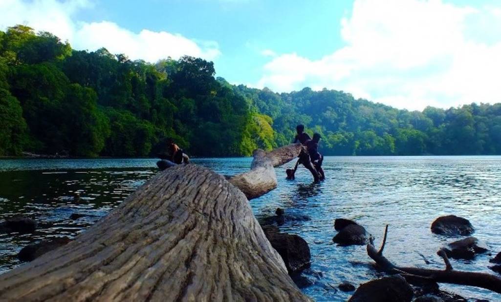 Berenang di Danau Kastoba Bawean.jpg