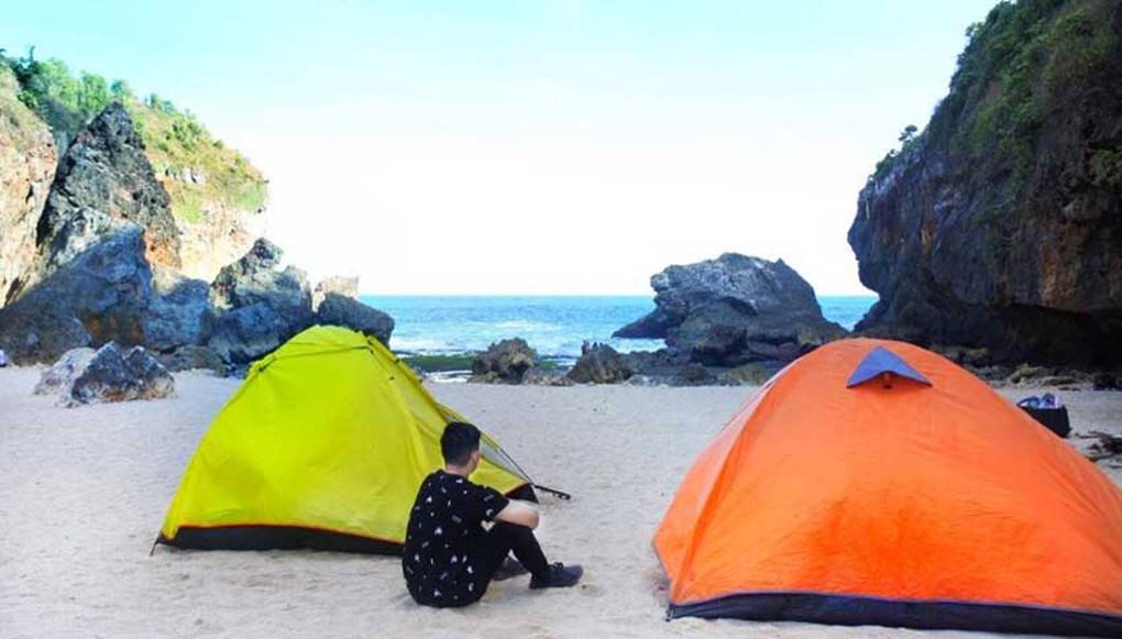 Berkemah di Pantai Pok Tunggal.jpg