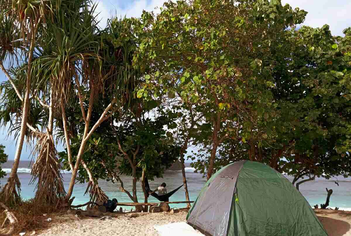 Berkemah di Pantai Teluk Asmara.jpg