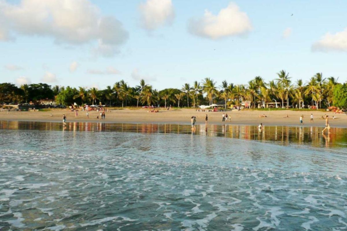 🏖️ Pantai Legian: Daya Tarik, HTM, Rute dan Penginapan