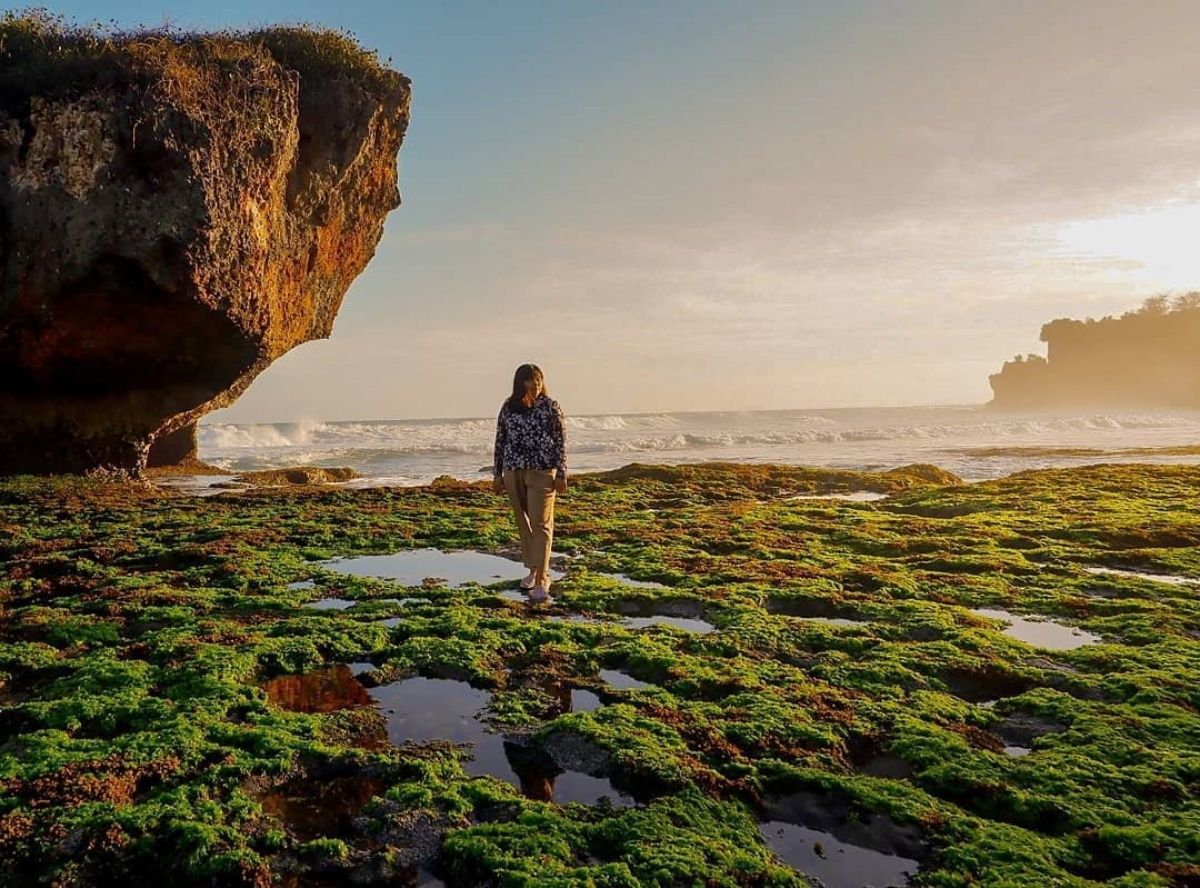 Daya Tarik Pantai Ngrawe.jpg